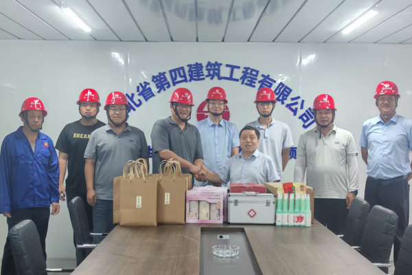 公司工會(huì )開(kāi)展“情系一線(xiàn)人·夏日送清涼”慰問(wèn)活動(dòng)